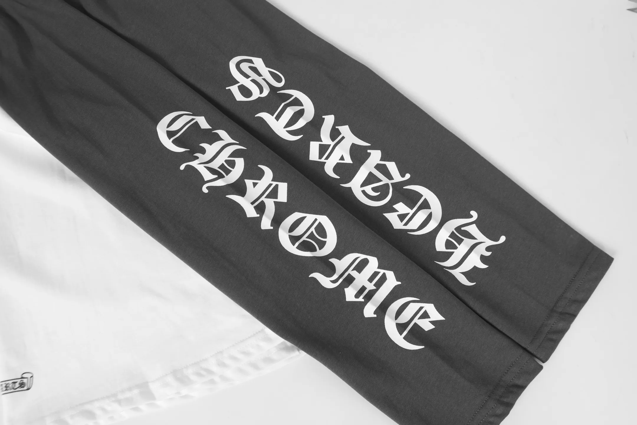 P150 Cross-border model, please do not place an order if you are looking for quality -Chrome Hearts/Chrome Hearts 23ss Sanskrit printed popular long-sleeved T-shirt -High weight, high density and high quality. The wool is soft, delicate and skin-friendly. It feels soft and silky. It has excellent warmth and skin-friendly properties. -Customized weaving and dyeing, no color difference. No matter the fabric or workmanship details, it beats the ordinary version on the market. -Colour: white with gray -Size: S M L XL